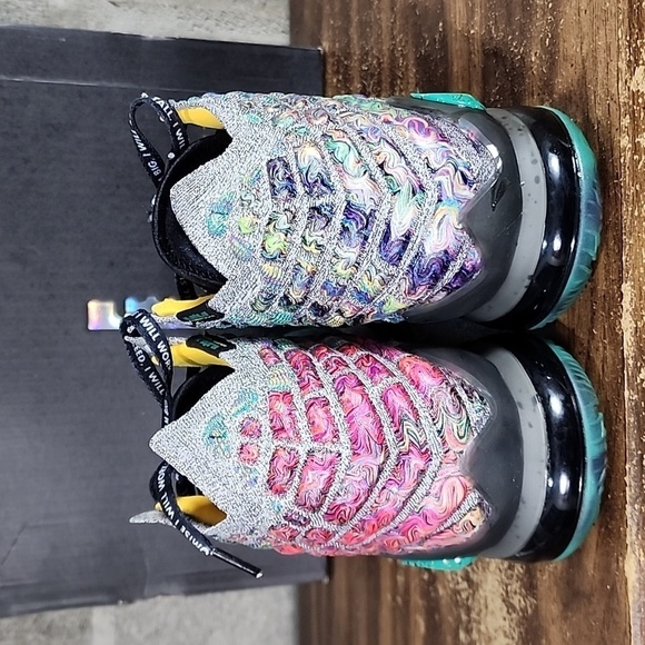 Nike LeBron 17 I Promise "We Are Family" Mens Size 11 Basketball Shoes CD5052300 - Picture 3 of 12